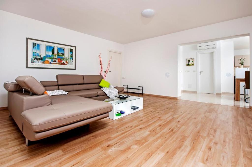 Aria Room And Apartmant Fuga Ровин Екстериор снимка