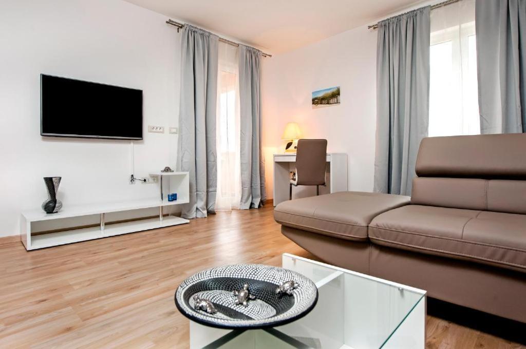 Aria Room And Apartmant Fuga Ровин Екстериор снимка