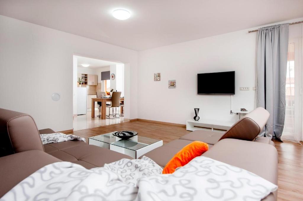 Aria Room And Apartmant Fuga Ровин Екстериор снимка