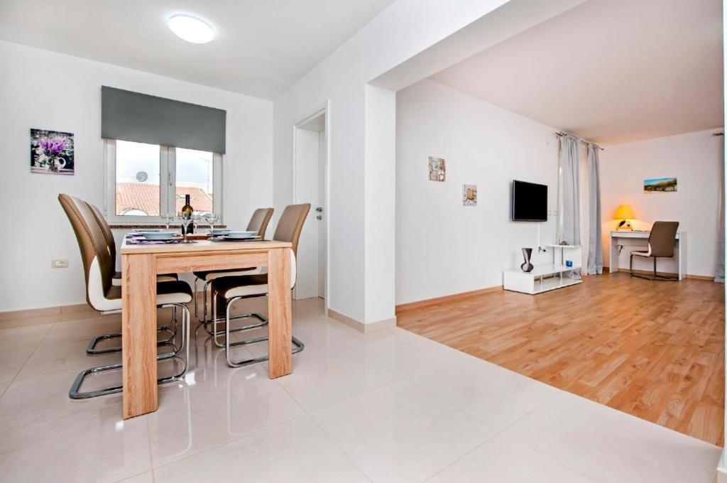 Aria Room And Apartmant Fuga Ровин Екстериор снимка